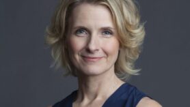 New York Üniversitesi’nde Siyaset Bilimi okuyan Elizabeth Gilbert, 18 Mayız 1969 yılında Waterbury/ ABD’de dünyaya gelmiştir.