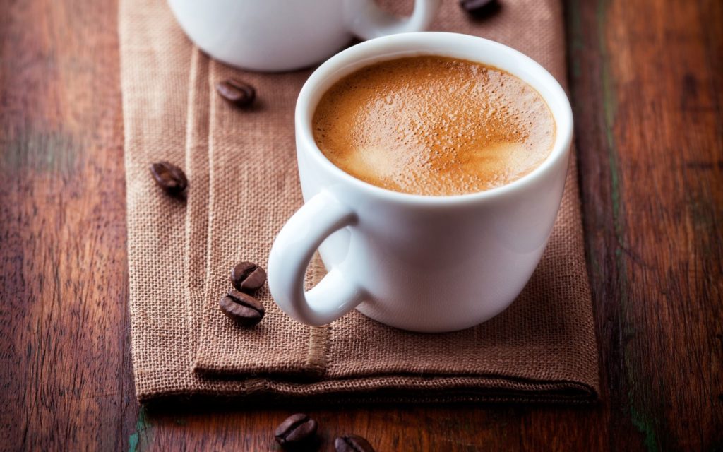 Dozunda tüketilen bol sütlü şekersiz bir kahve enerji düzeyinizi ve odağınızı arttırmanıza yardımcı olacaktır.