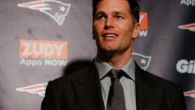 Quarterback mevkiinde (oyun kurucu) oynayan Tom Brady, 1,93 metre boyunda profesyonel Amerikan Futbolu oyuncusudur.