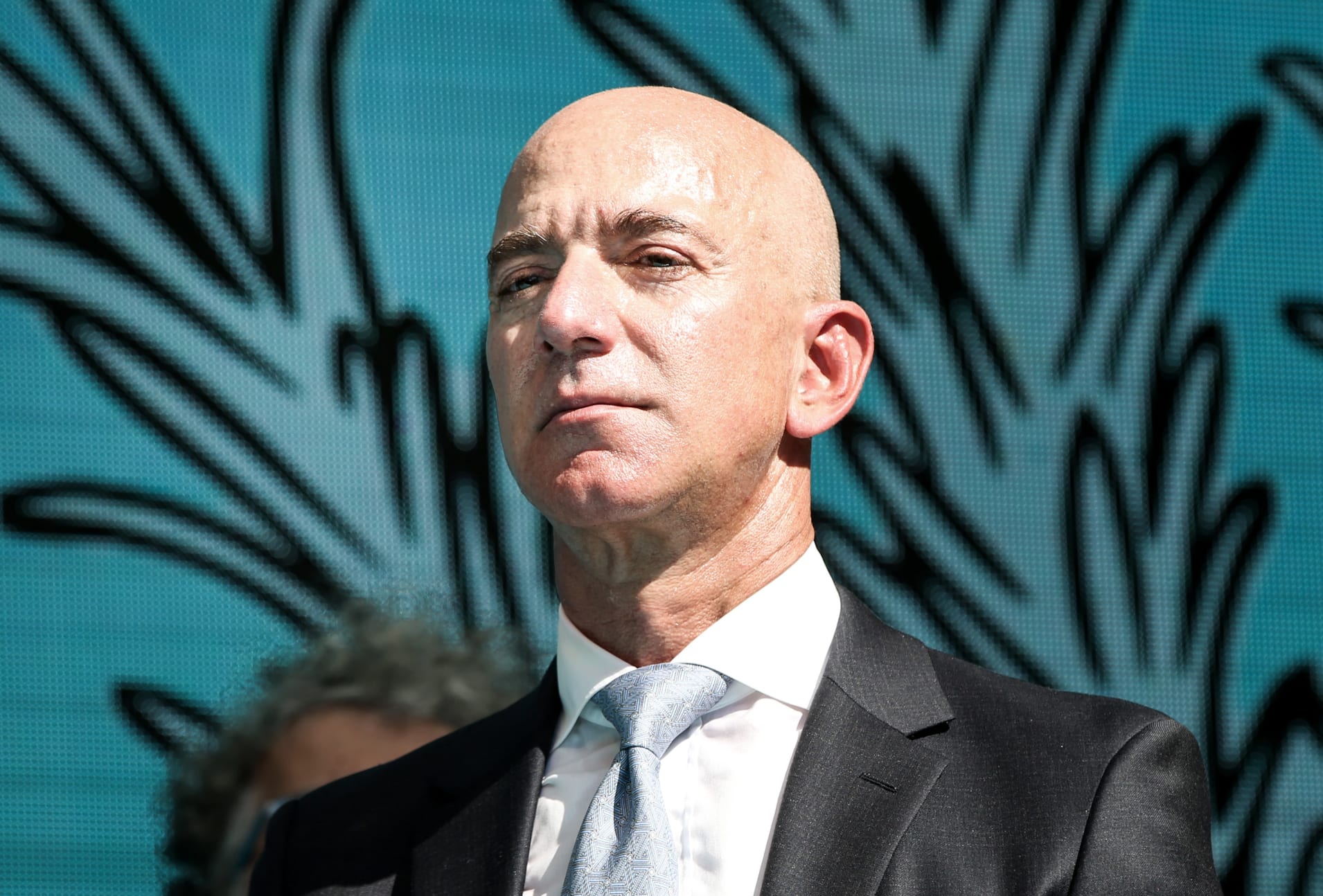 Jeff Bezos -Amazon.com, 5 Temmuz 1994 senesinde Amerika Birleşik Devletleri'ne bağlı Seattle şehrinde kurulmuştur.