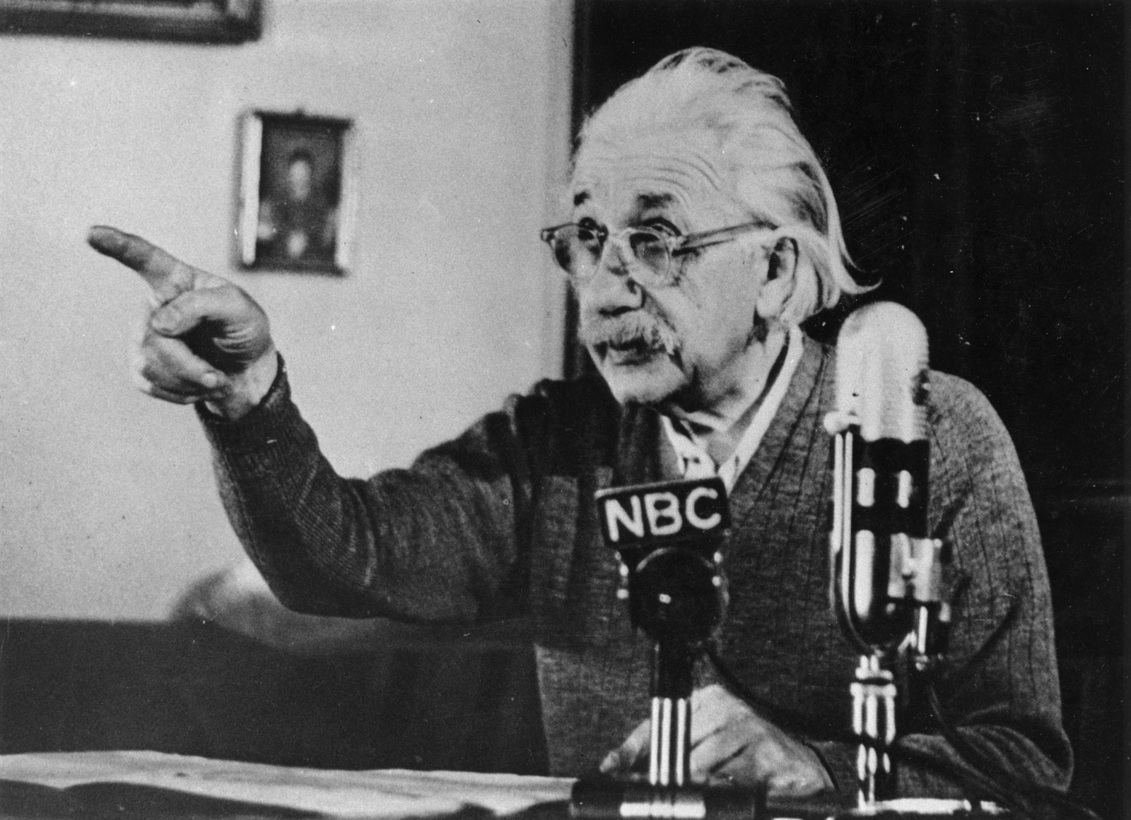 Albert Einstein'ın ilk teorilerinden sonra, bilimsel topluluğun ve dünyanın büyük yeteneklerini gerçekten tanıdığı özel görelilik kuramı yayınladı.