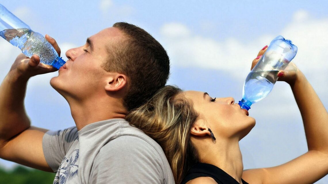 Metabolizmayı düzgün çalıştırmanın en basit yolu ise yeterli su içmektir