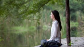 Odaklanma meditasyonu, şimdiki zamanda kalmanın ve iç diyaloğu yavaşlatmanın bir yolu olarak bir şeye dikkatle odaklanmayı içerir.