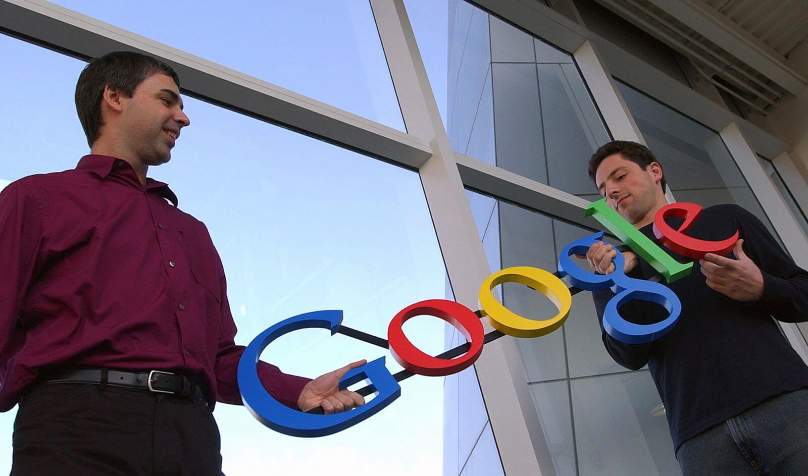 Larry Page ve Sergey Brin, 1998 yılında Kaliforniya'daki Stanford Üniversitesi'nde doktora yaparken Google'ı kurdular.