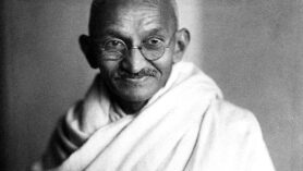 Asıl adı Mohandas Karamçand Gandhi olan, Gandhi, 2 Ekim 1869 yılında Hindistan’ın Porbandar kentinde doğmuştur.