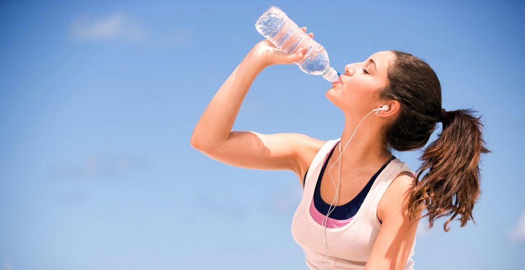 Terlemeyle kaybettiğiniz sıvıyı geri yerine koymak için öncelikle günlük ortalama 3 litre kadar su içmeye özen gösteriniz.