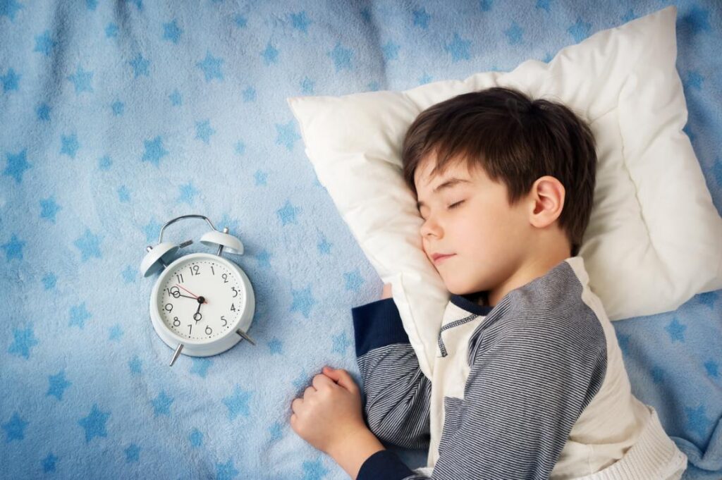 Düzenli Uyku - İster evde bir etkinlik ister organize bir ders dışı etkinlik olsun, çocuğunuzun hoşlandığı bir şeyi yapması için zaman ayırın.