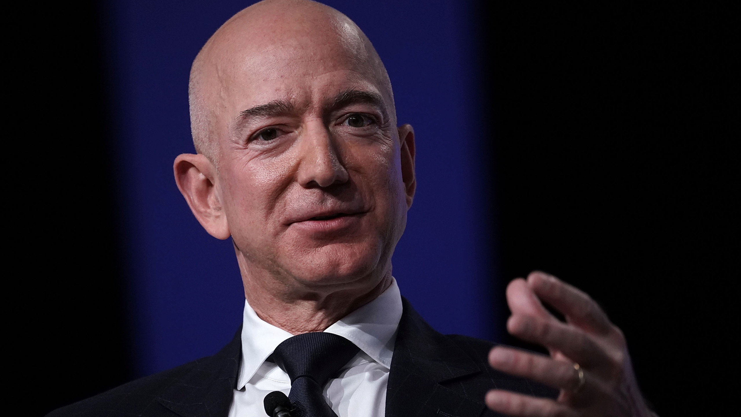 Jeff Bezos, dünyanın en zengin adamı olarak, Bill Gates'in yerini aldı.