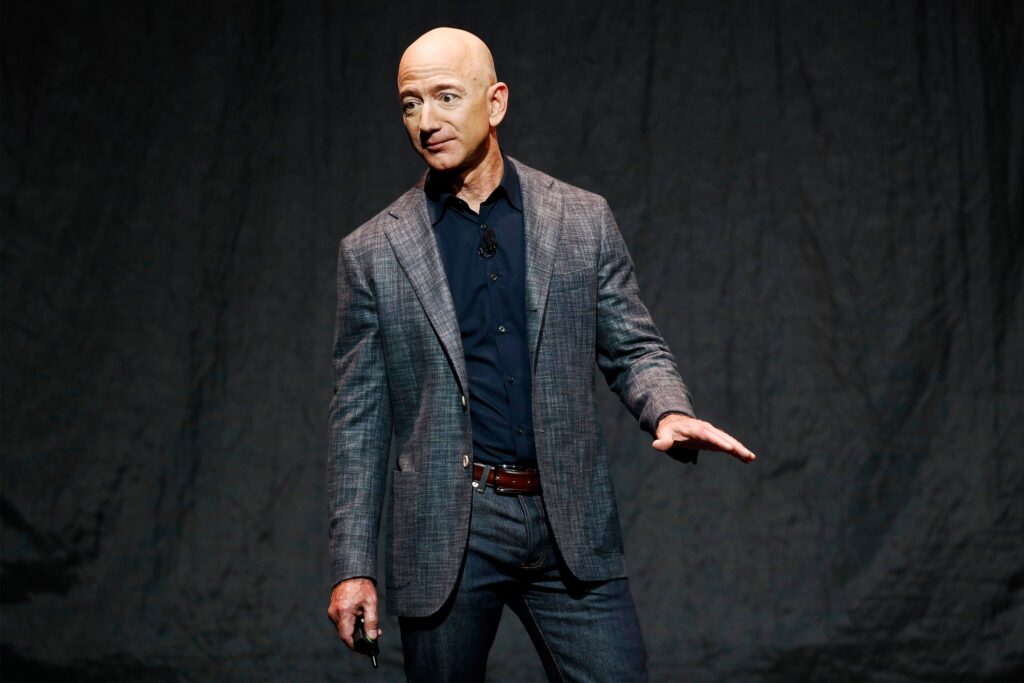 Jeff Bezos, genç girişimcilere ilk adımlarını atmalarını ve erken eleştiriler nedeniyle boğulmamalarını tavsiye ediyor.