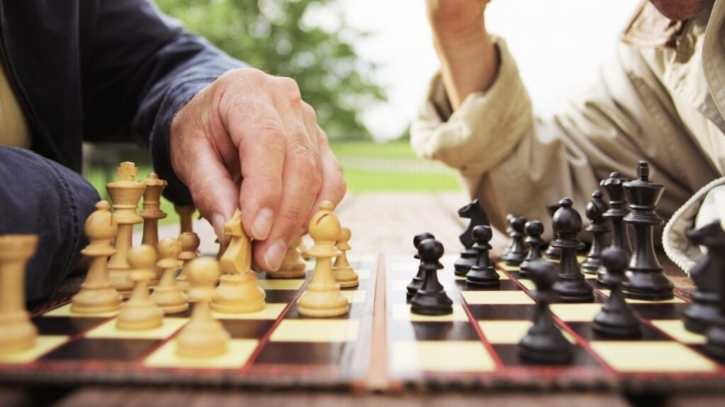 Monopoli, satranç, saklambaç ve daha birçok oyunu evde oynayabilirsiniz.