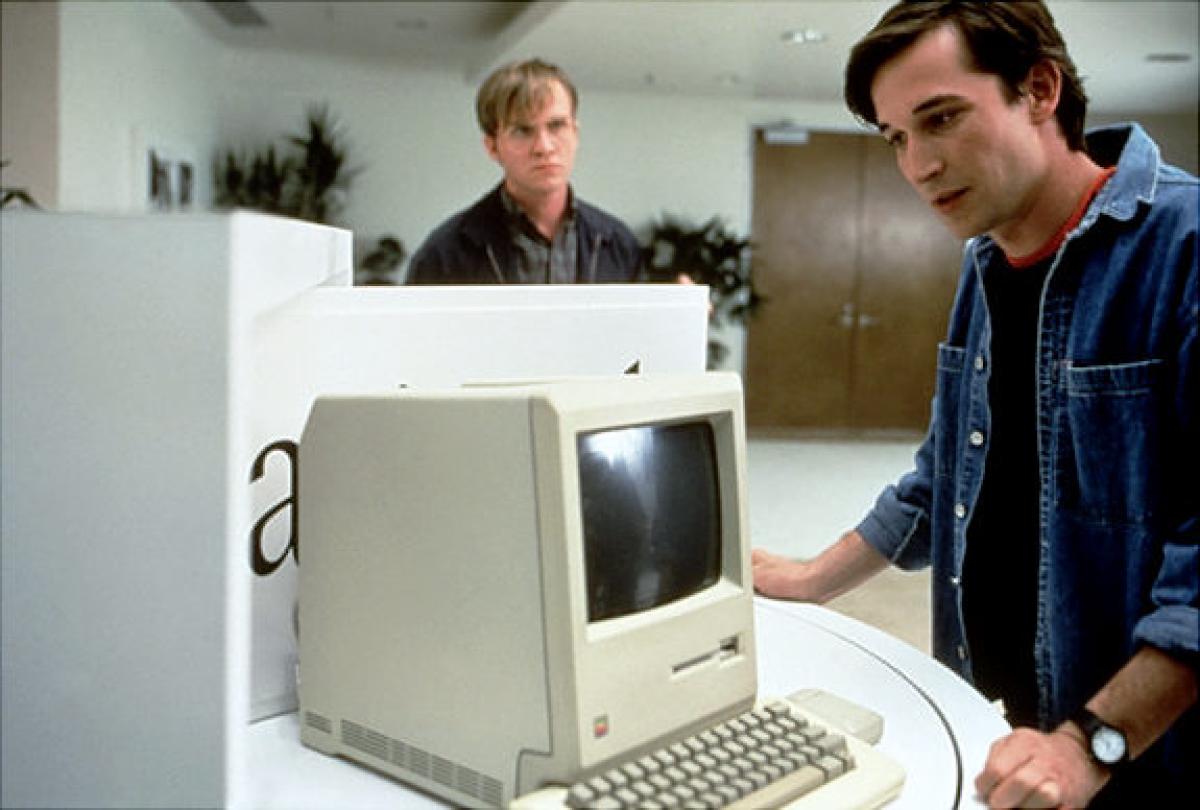 Girişimcilik Filmleri - Bu, 1980'lerde teknoloji imparatorluklarını inşa ettikleri için Steve Jobs ve Bill Gates'in başlangıcını gösteren klasik bir film. 