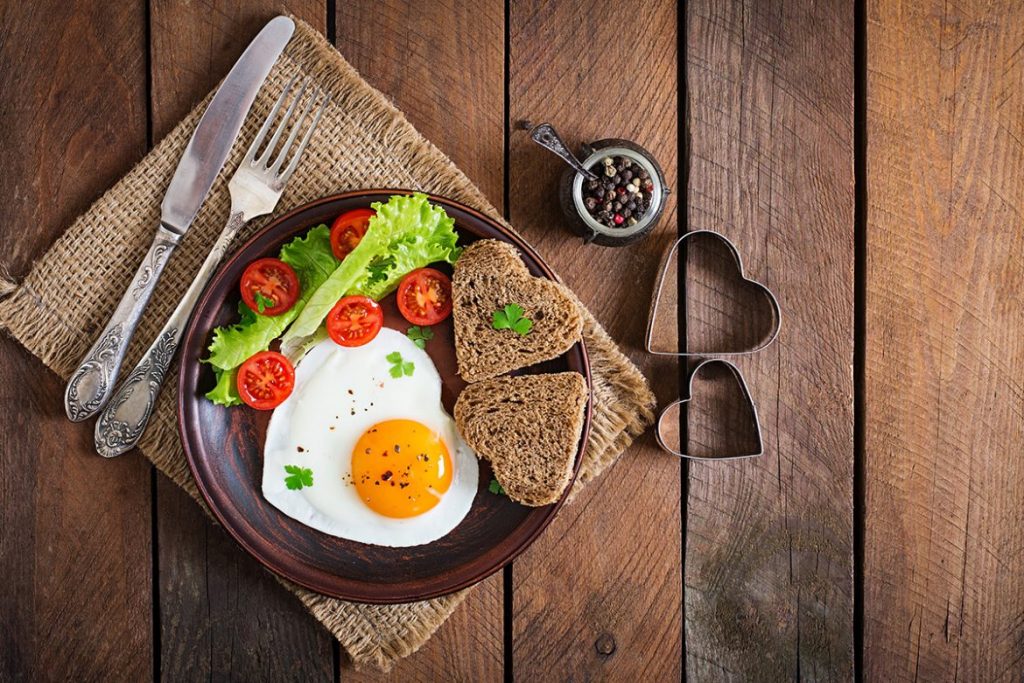 Sağlıklı  bir kahvaltı proteinden zengin bir menü olmalıdır.