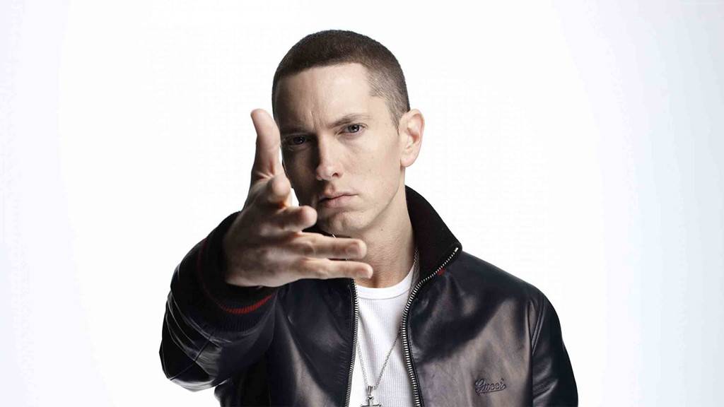 Rap camiasında çok geniş bir kitlesi bulunan ve yaptığı işlerle sürekli gündeme gelen Eminem, yaşadığımız yüzyılın en başarılı müzisyenlerinden birisidir.