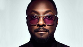 Will.i.am sahne adı ile bilinen ünlü müzisyen William James Adams Jr. 15 Mart  1975 senesinde Los Angeles, Kaliforniya'da doğmuştur.